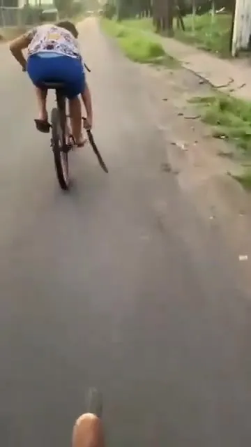 Велосипедист падает с ножом