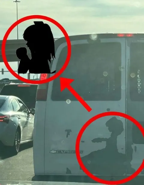 Таинственные силуэты на автобусе