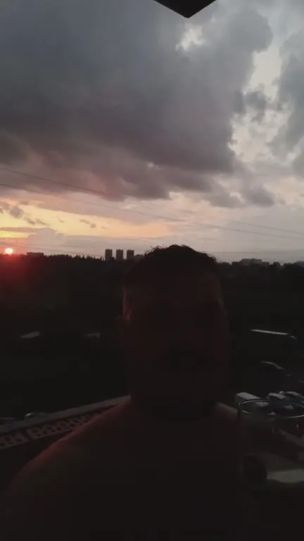 Мужчина пьёт за день рождения