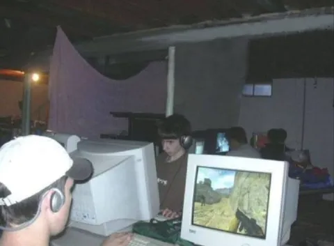 Ночная LAN-вечеринка в компьютерном клубе