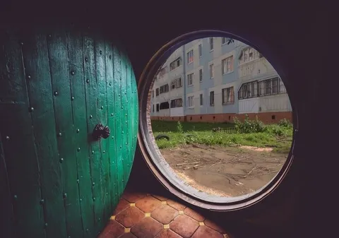 Дверь в обычный двор