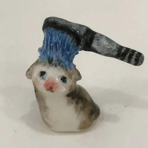 Кот с молотком на голове
