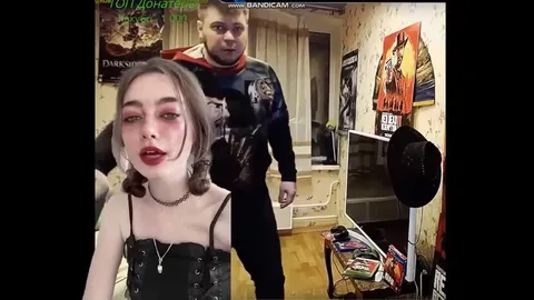 Стример танцует за донат