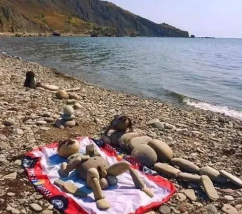 Каменный пляжный человек