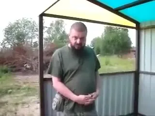 Мужик что-то чинит