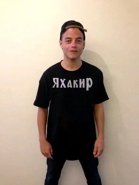ЯхакИР на чёрной футболке