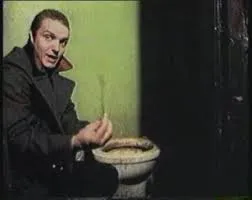 Мужчина у унитаза