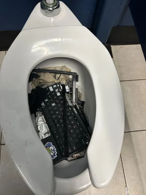 Ноутбук в унитазе