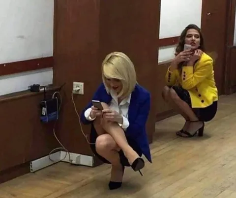 Девушки у розетки