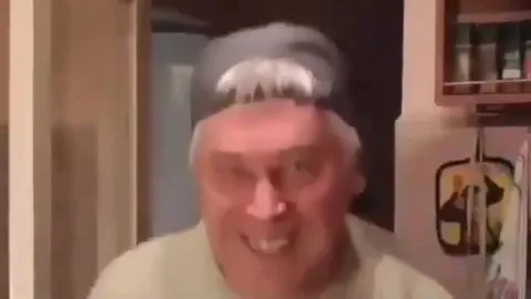 Бабушка танцует под техно