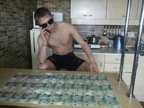 Пацан с деньгами на кухне