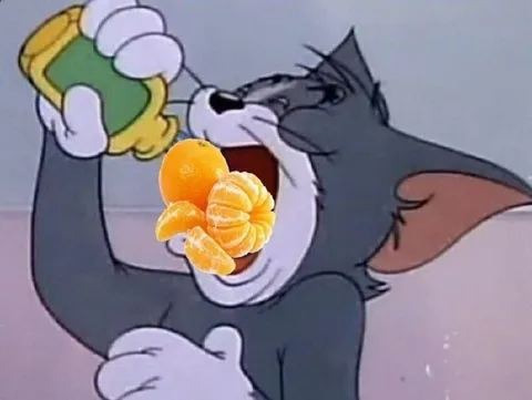 Том пьёт мандарин