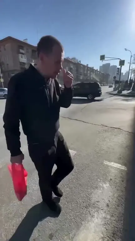 Мужчина с пакетом на улице