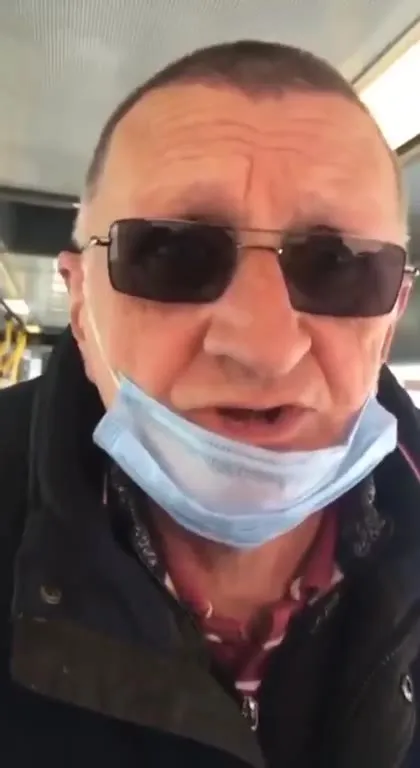Дед выпал из автобуса в снег