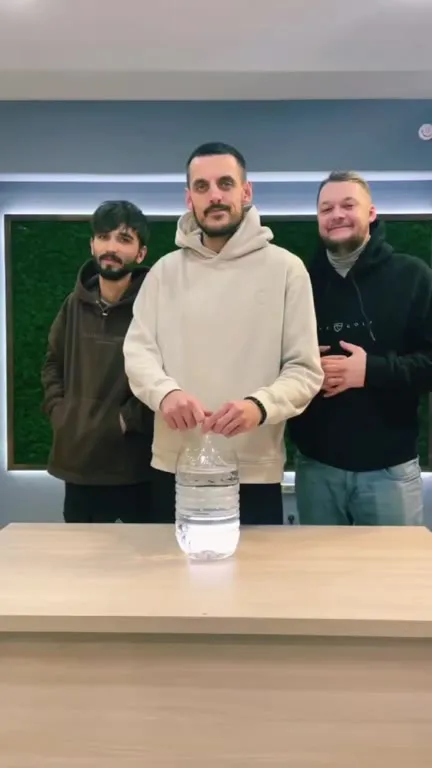 Яблоко превращается в бутылку