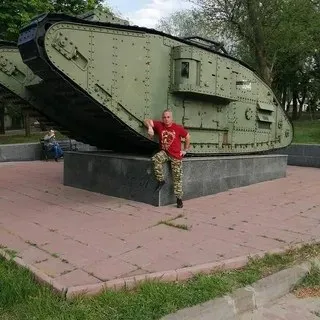 Мужчина перед танком