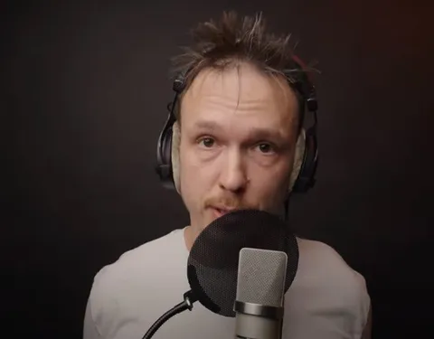 Мужчина поёт в микрофон