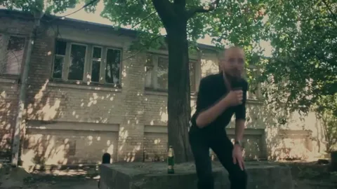 Лысый мужчина с микрофоном