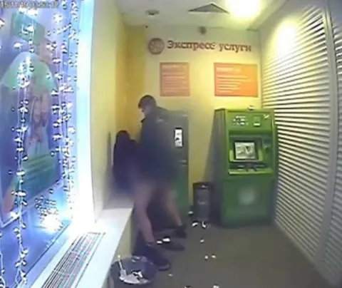 Падение у банкомата