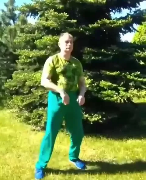Мужчина танцует в саду