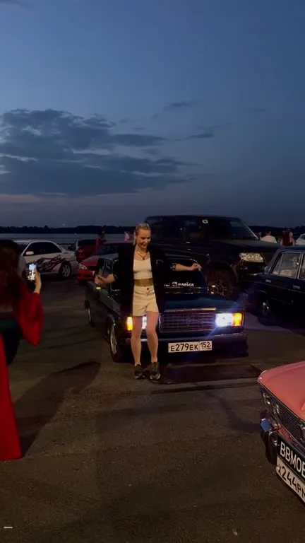 Танцы на капоте под Трек