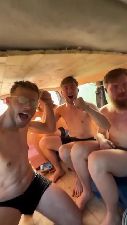 Мужчины устроили сауну в машине