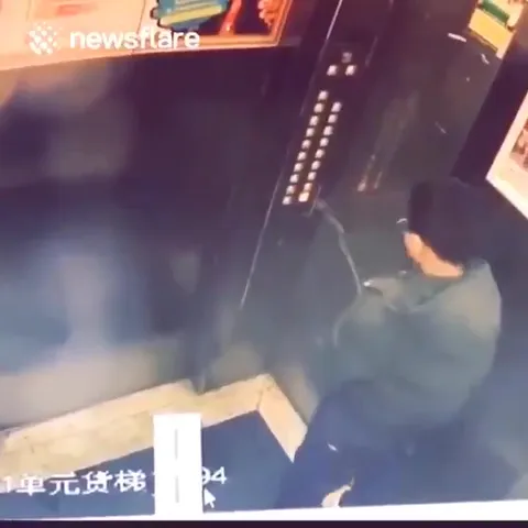 男子在电梯前神秘消失