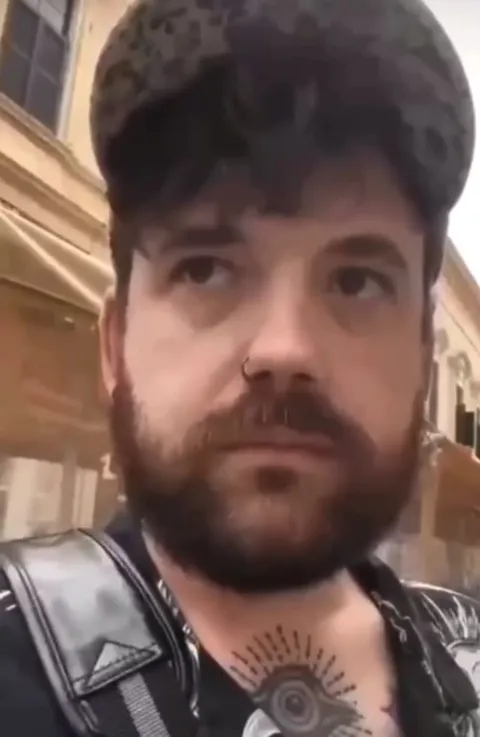 Сначала серьёзный, потом довольный