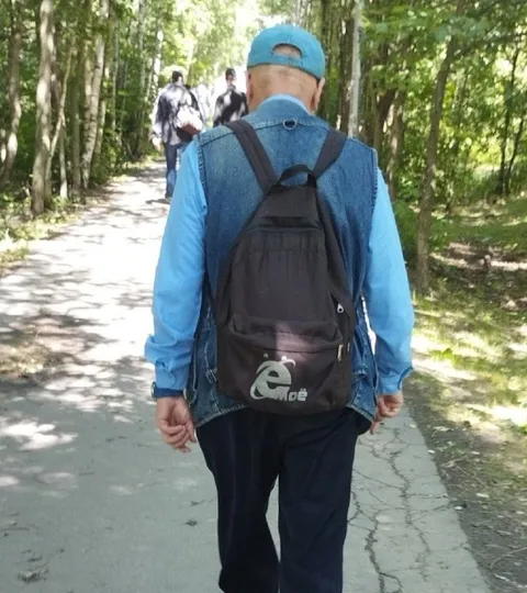Турист с рюкзаком в лесу