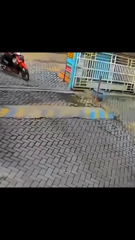 Мотоцикл улетает в закат