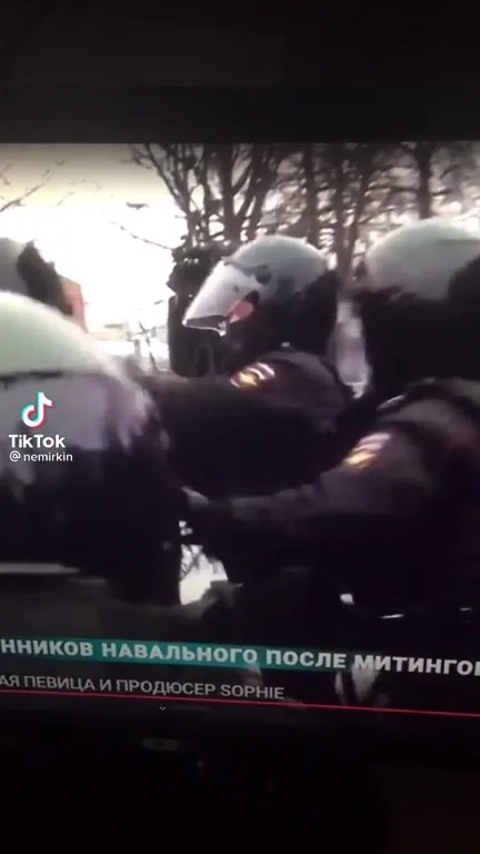 Полиция сопровождает сторонников Навального
