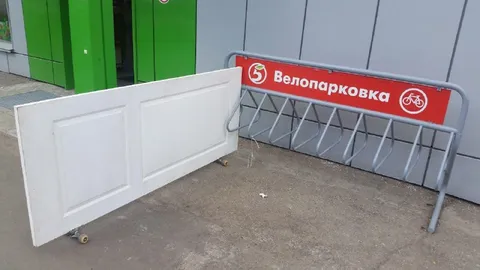 Дверь припарковалась для велосипеда