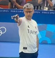 Yusuf Dikeç sakince nişan alıyor