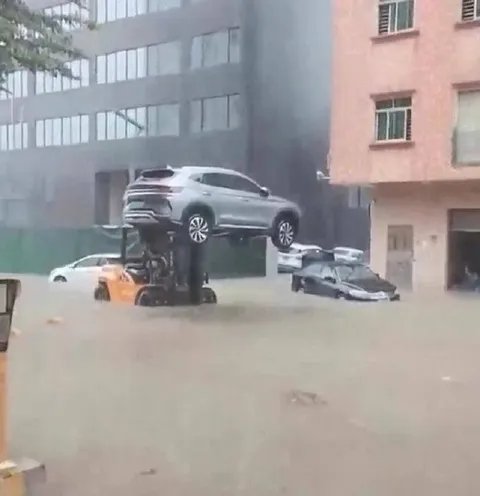 Парковка во время наводнения
