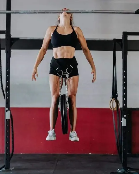 Женщина с цепями в спортзале