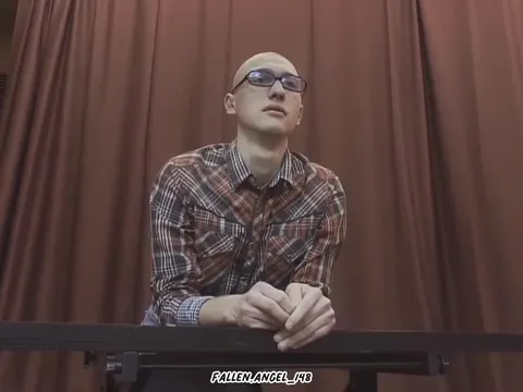 Лысый парень в школе