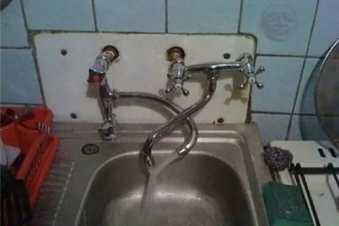 Безумный кран над раковиной