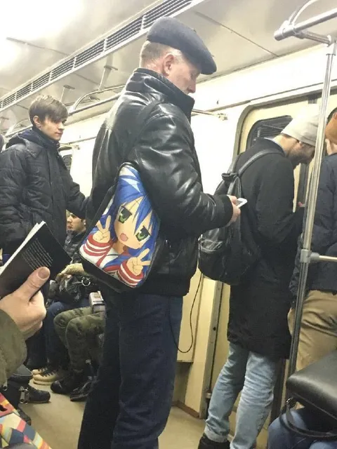 Суровый мужчина с ярким рюкзаком
