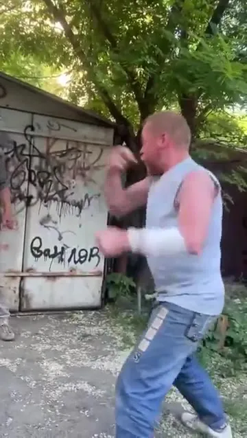 Боец случайно сбивает напарника