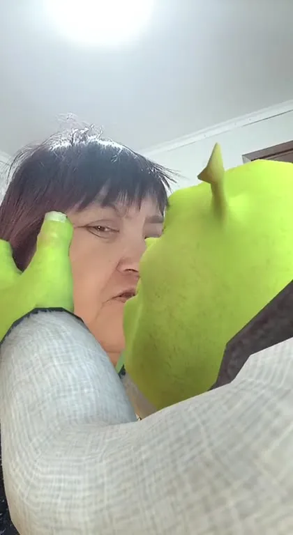 Женщина целует зелёного монстра