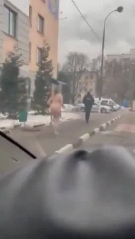 Голая бегунья догоняет машину