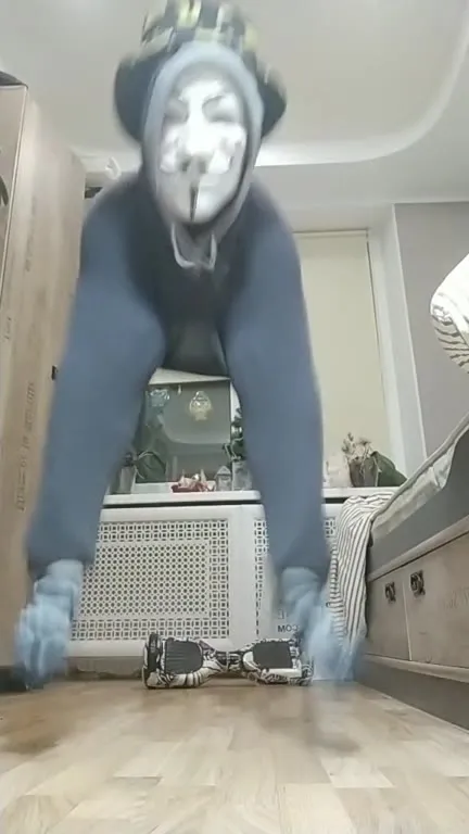 Танцор в маске теряет шляпу