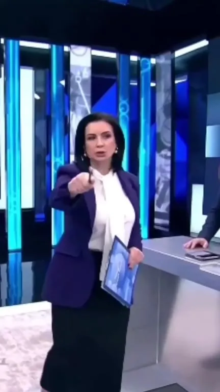 Ведущая эффектно падает в студии