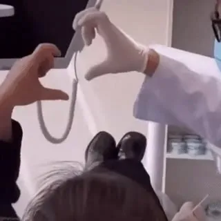 Стоматолог показывает странный жест