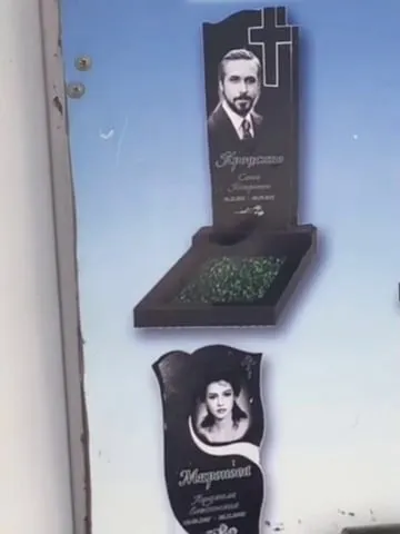 Странные мемориальные таблички