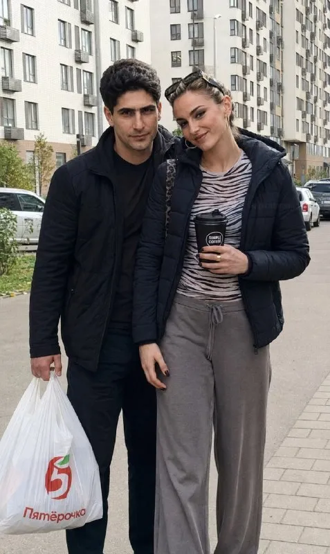 Пара с пакетами из Пятёрочки