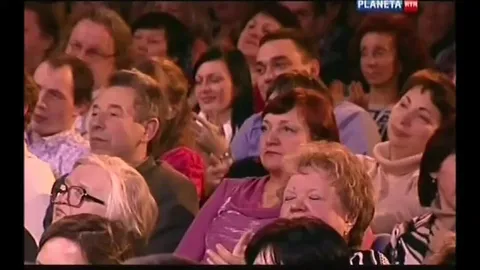 Смеющаяся публика в зале