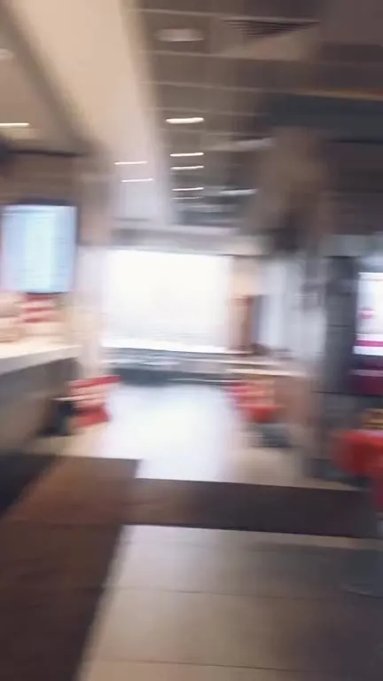 Пустой KFC без посетителей
