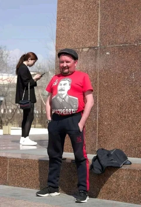 Мужчина в сталинской футболке