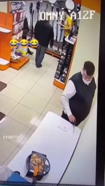 Продавец режет стол ножницами